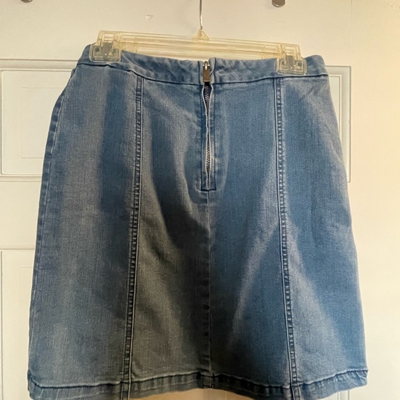 Rachel Roy Denim above the knee Skirt with button details on the side. SIZE M. - Picture 3 of 3